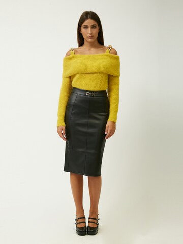 Pullover di Influencer in giallo