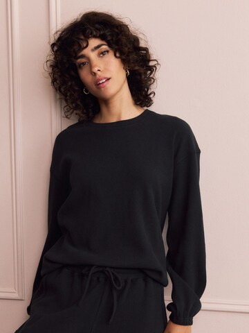 Pijama de la Next pe negru