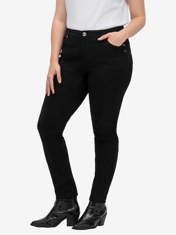 SHEEGO Skinny Housut värissä musta: etupuoli
