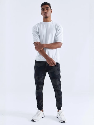 Tommy Life - Skinny Calças de desporto 'Jogginghose' em cinzento