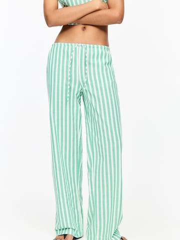 Loosefit Pantalon Pull&Bear en vert : devant
