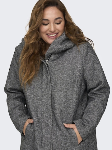 Manteau mi-saison 'Sedona' ONLY Carmakoma en gris