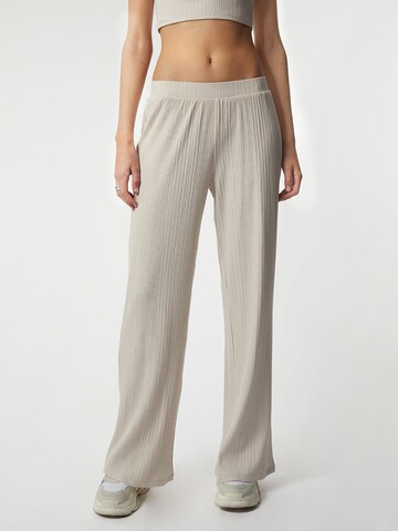 Loosefit Pantalon 'MATILDA' Young Poets en beige : devant