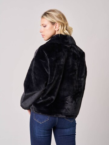 Deeluxe Between-Seasons Coat in Black