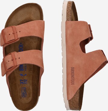 Saboți 'Arizona' de la BIRKENSTOCK pe roșu