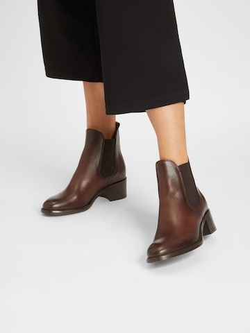 TAMARIS Chelsea Boots i brun: forside