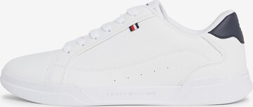 Baskets basses TOMMY HILFIGER en blanc : devant