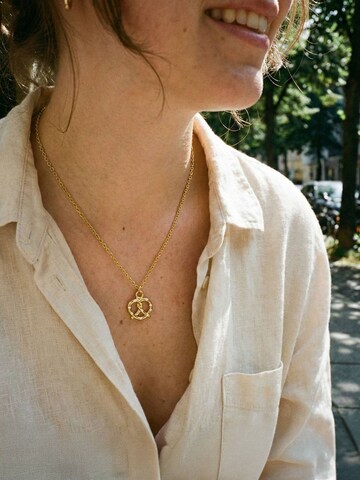 Nemomatheo Necklace 'Pretzel Love – Zarte Charm-Kette mit Brezel-Anhänger' in Gold
