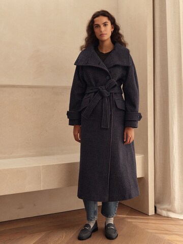 Next Wintermantel in Blau: Vorderseite