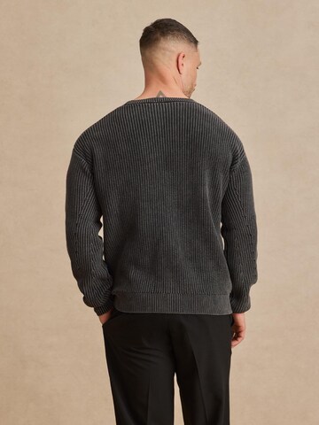 DAN FOX APPAREL Pullover 'Noel' in Grau