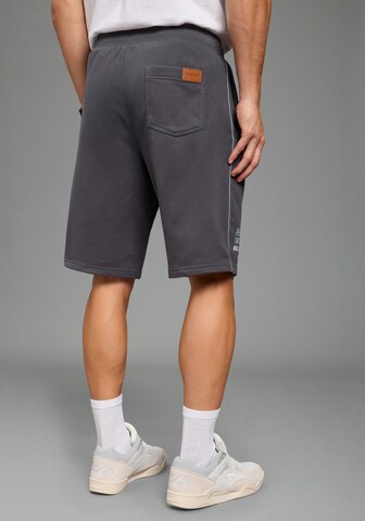 KangaROOS Regular Pants in Grey