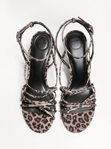 Bershka Sandalen met riem in Bruin