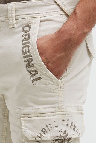CAMP DAVID Regular Cargo Shorts mit Prints im Used Look in Weiß