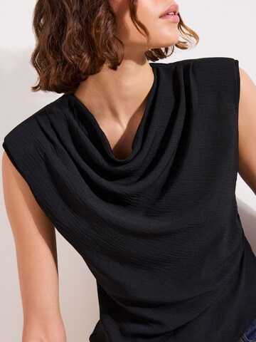 melns Friends Like These Blūze