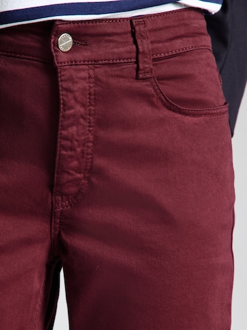 Slimfit Jeans 'Dream' de la MAC pe roșu