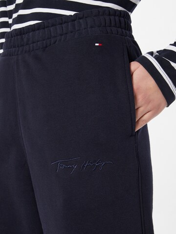 TOMMY HILFIGER Tapered Housut värissä sininen