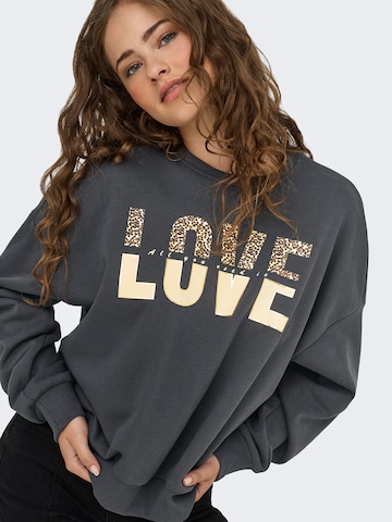 Sweat-shirt 'ONLTammie' ONLY en gris