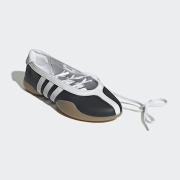 ADIDAS ORIGINALS Baleríny s ramienkom 'Taekwondo Mei' - Čierna