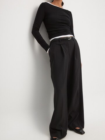 NA-KD Wide leg Pleated Pants in Black: front