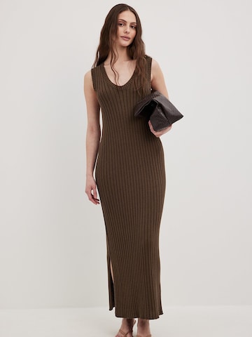 NA-KD Knitted dress in Brown: front