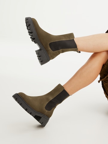 Karolina Kurkova Originals Chelsea boots 'Alena' in Bruin
