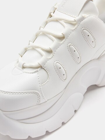 Sneaker bassa di Pull&Bear in bianco