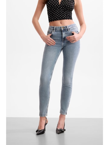 GUESS Skinny Jeans in Blue: front