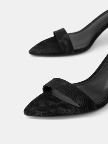 Bershka Sandali s paščki | črna barva