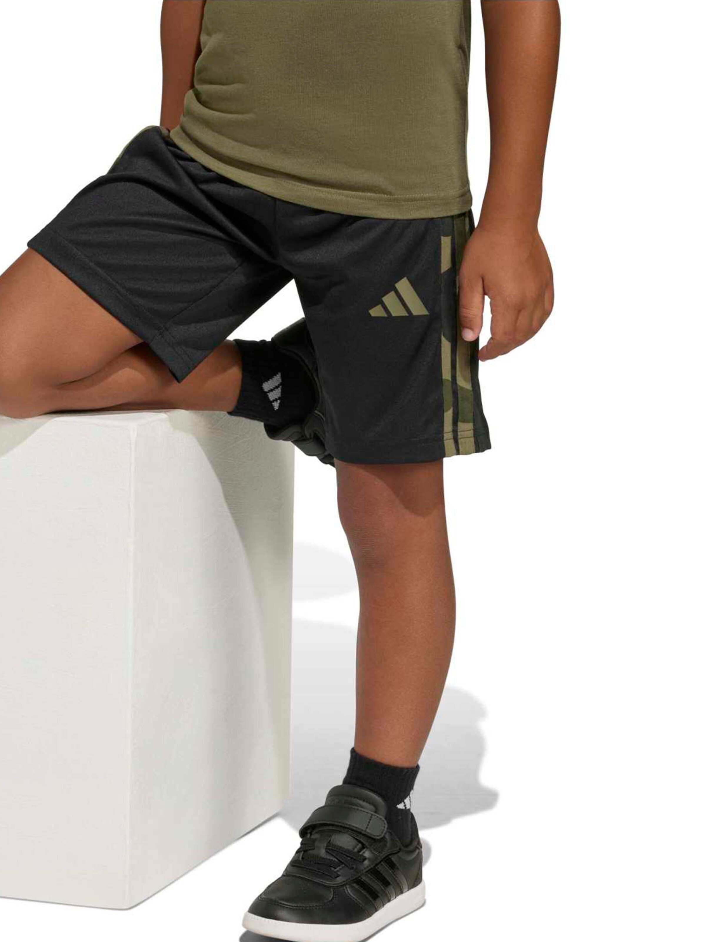 ADIDAS SPORTSWEAR Тренировочный костюм 'Train Essentials' в Зеленый