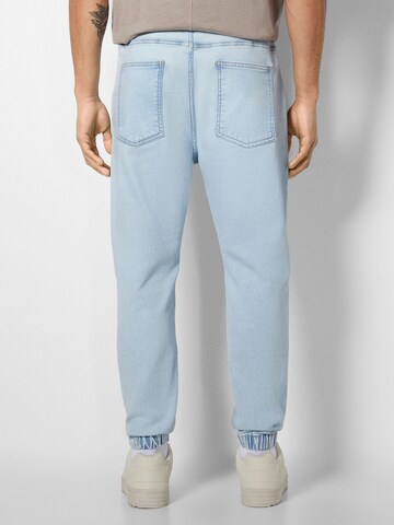 Bershka Tapered Jeans in Blau