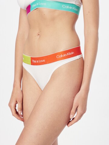 Calvin Klein Underwear Tanga – bílá: přední strana