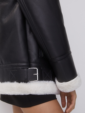 Pull&Bear Zimska jakna | črna barva