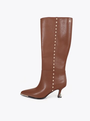 Lola Casademunt - Bota em castanho: frente