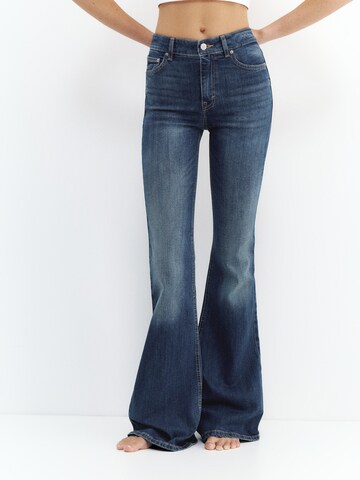 Pull&Bear Flared Jeans in Blau: Vorderseite