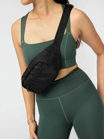 Girlfriend Collective Bag ' Belt Bag ' in Schwarz: Vorderseite
