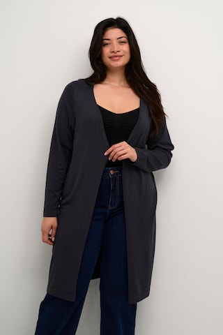 KAFFE CURVE Strickjacke 'Farsia ' in Grau: Vorderseite
