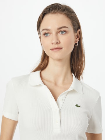 Tricou de la LACOSTE pe alb