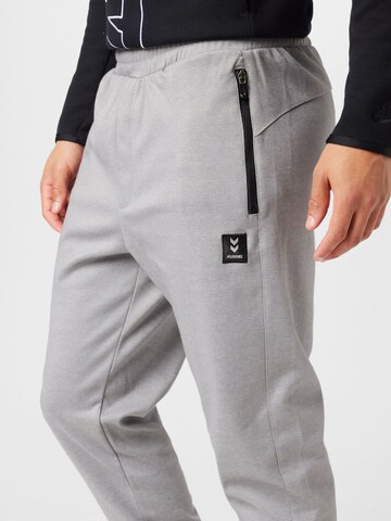 Hummel Slimfit Sportsbukser i grå