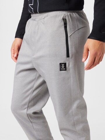 Hummel Slimfit Sportbroek in Grijs