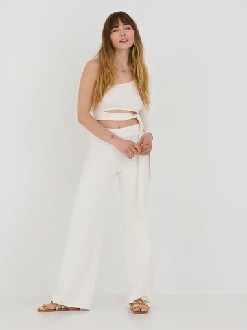 Wide leg Pantaloni 'Leni' di ABOUT YOU x Sofia Tsakiridou in bianco