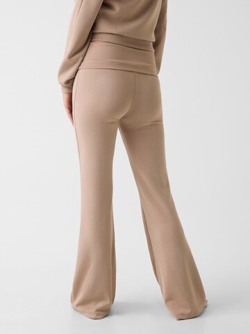 GUESS Flared Hose in Braun