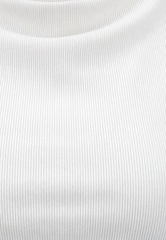 faina - Camiseta en blanco