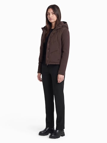 Bershka Přechodná bunda – hnědá