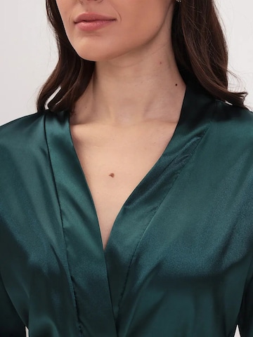 Halat pentru dimineață 'Halat satin' de la TrendyUp pe verde