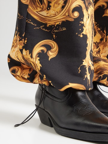 Versace Jeans Couture - Loosefit Pantalón '80HAA320' en negro