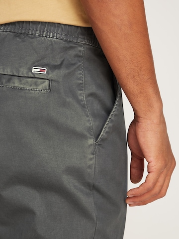 Tommy Jeans Tapered Hose 'AUSTIN' in Grau
