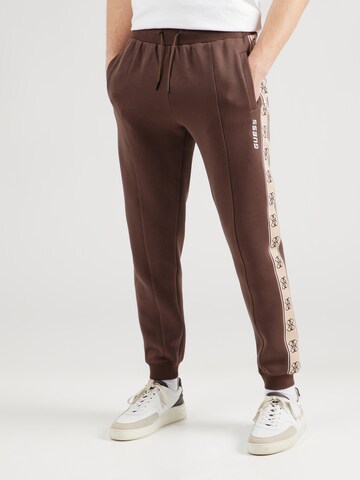 Tapered Pantaloni 'MICKEY' di GUESS in marrone: frontale
