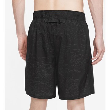 NIKE Regular Sportshorts 'Challenger' in Schwarz