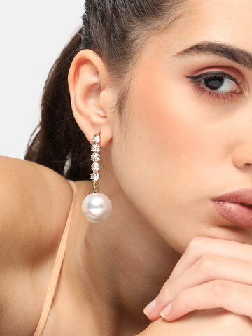 Boucles d'oreilles 'Muskan' SOHI en blanc : devant