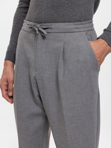 Antioch Regular Bundfaltenhose in Grau